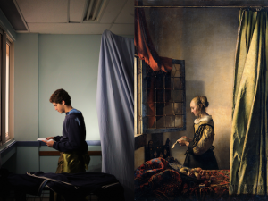 Jovem Lendo uma Carta à Janela Aberta